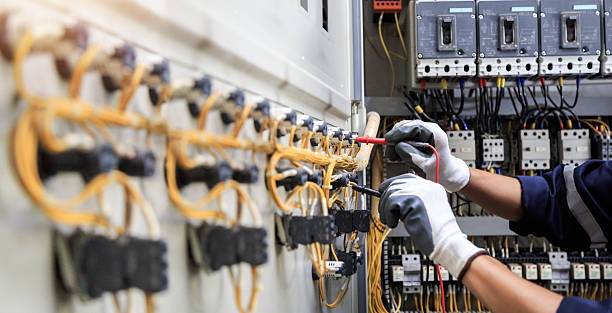 Professional Electrician technician working in Colonial Heights, TN